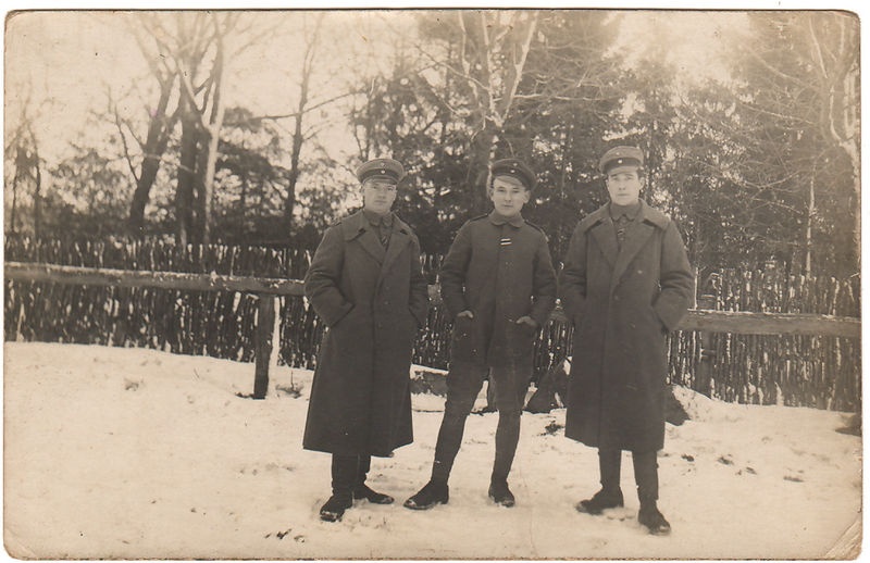 Kolm meest sõduri sinelites