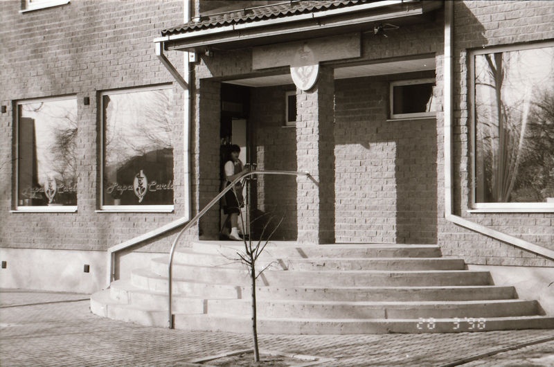 Restorani Papa Carlo sissepääs Jaama tänava ridaelamu majas Keilas