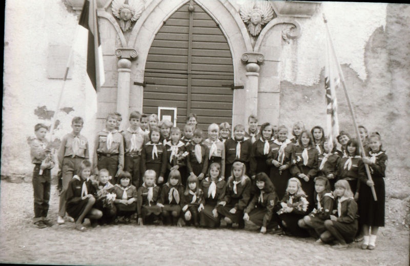 Gaidide tõotuse andmine. Gaidid Keila kiriku ees