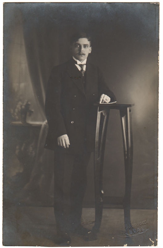 Mees seisab lillepostamendi kõrval