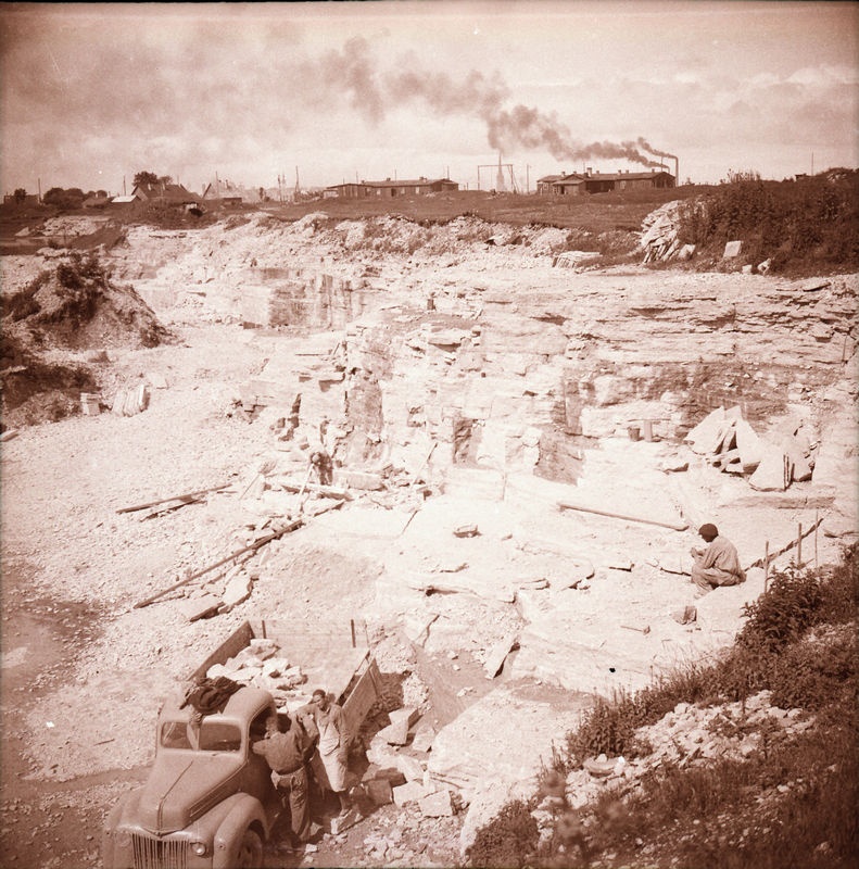 Tallinna Arhitektuuri-ehitustehnikumi õpilaste ekskursioon Maardu Keemiakombinaadi karjääris