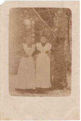 Fotol kaks naist  duplicate photo