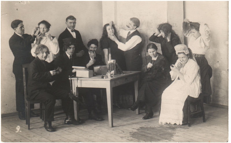 Näiteringi tegelased grimeerimas