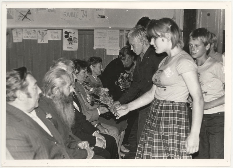 Lapsed annavad lilli Suure Isamaasõja veteranidele Ardus