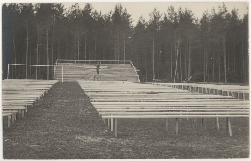 Keila V laulupäeva ettevalmistused männikus, laululava