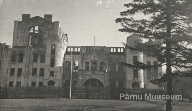 Photo, Pärnu "Endla" theatre ruins before crushing, March 1961