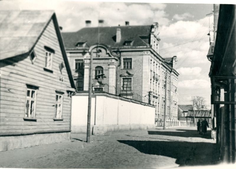 Photo: Pärnu City Hospital (Sillutise?) On the street.