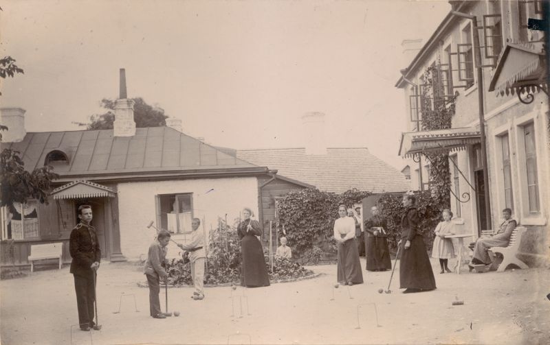 Photo. Bergfeldt's swimming institution, a street-side group of people playing crockett.