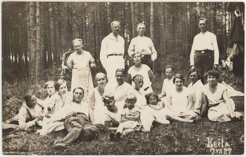 Noored Keila männikus