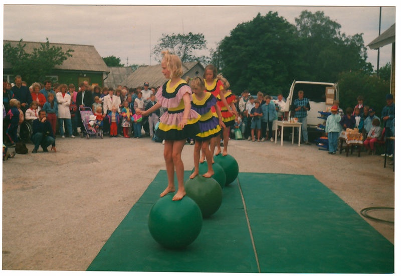 Tsirkusetrupp Soomest Viinistu rahvamaja juures.