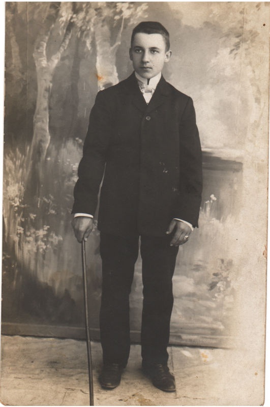 Poiss ateljeefotol Johannes Kelement