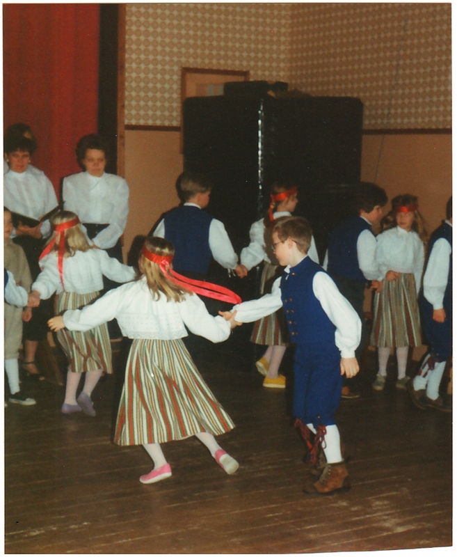 Laste tantsurühm Viinistu koolimajas