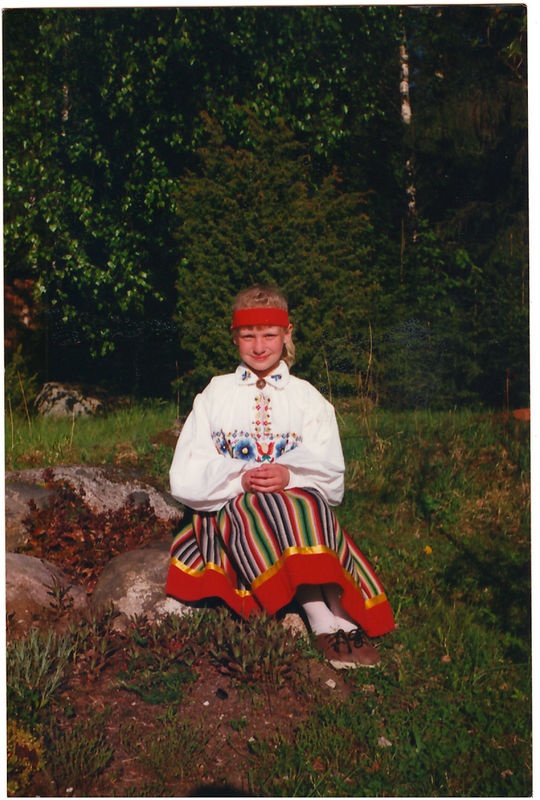 Kuusalu kihelkonna rahvariides tüdruk