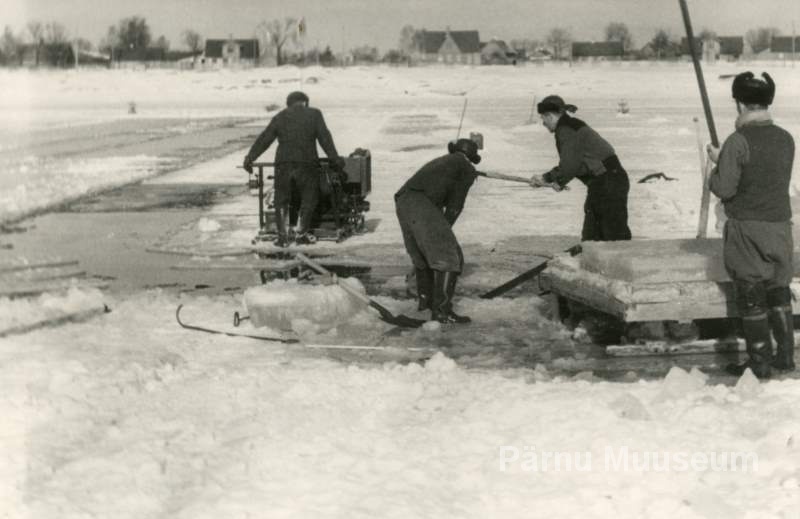 Photo, H.Rannau in 1957, Pärnu Õlletehas has organised mechanized ice capture from the Pärnu River.