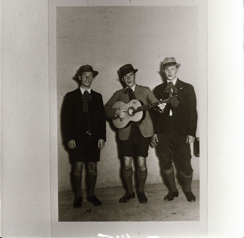 Rudolf Oja, Aarne Ruus, Martin Veeris Keila Vabatahtliku Tuletõrje Ühingu kohviõhtul. Vahelaulud näidendist "Tütarlaps tänavalt"