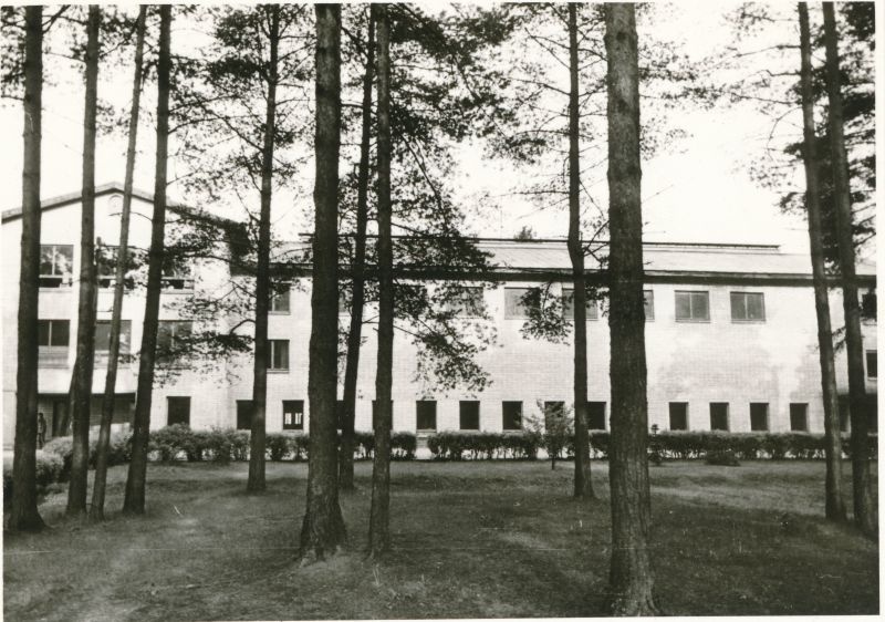 Foto. Haapsalu STES töötajad Kilingi-Nõmme pioneerilaagri remondil 1977.