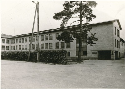 Foto. Haapsalu STES töötajad Kilingi-Nõmme pioneerilaagri remondil 1977.  duplicate photo