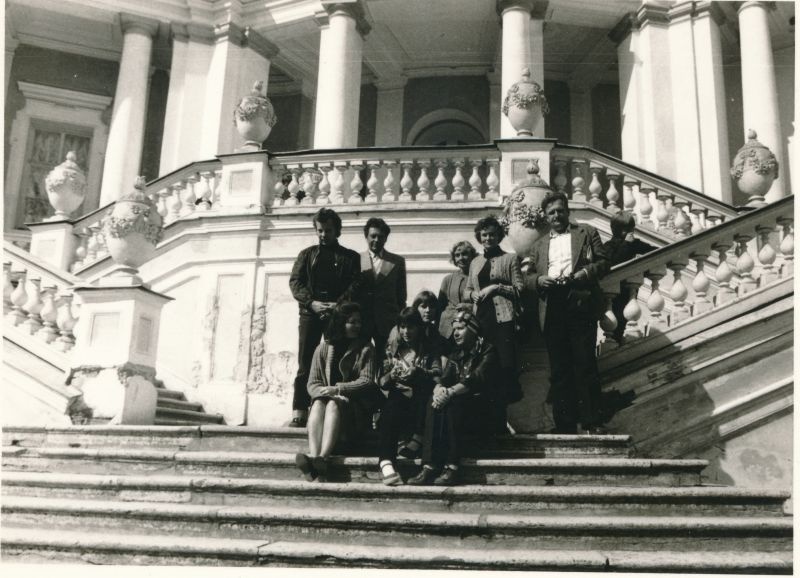 Foto. Haapsalu Rajooni Sidesõlme töötajad ekskursioonil Leningradi 1980. Lomonossov.