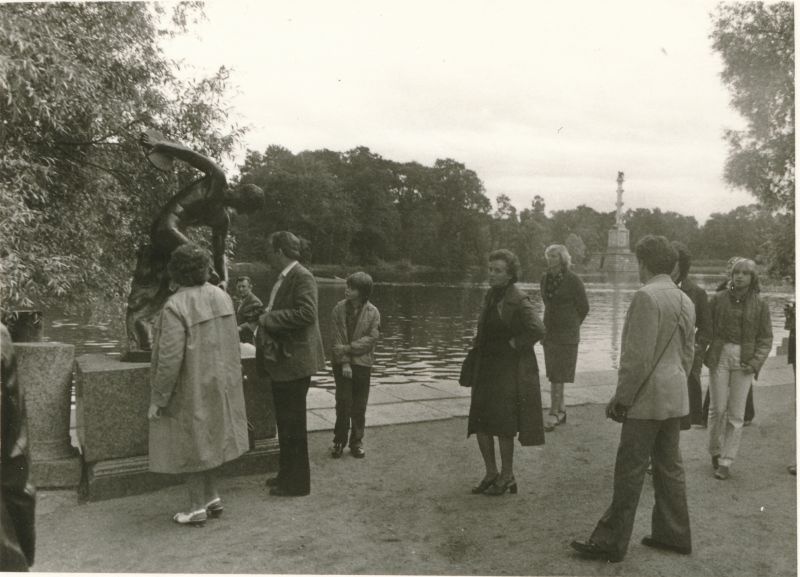 Foto. Haapsalu Rajooni Sidesõlme töötajad ekskursioonil Leningradi 1980. Puškin.