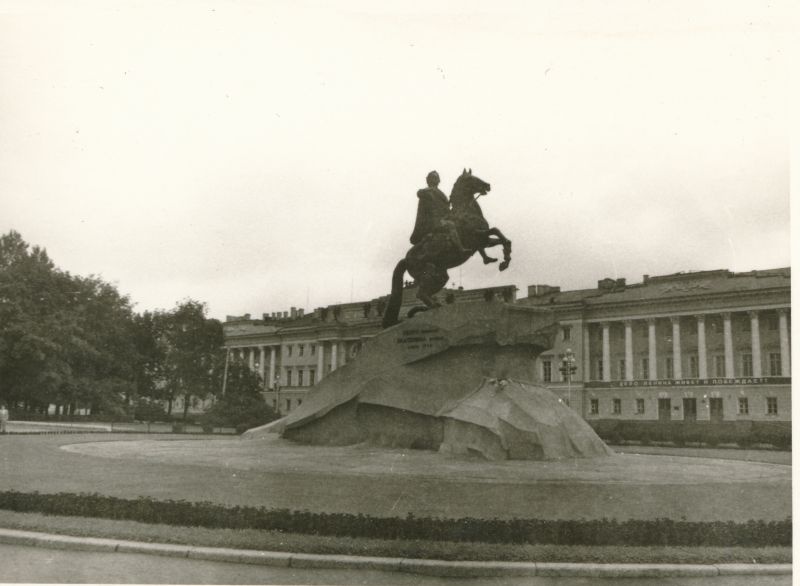 Foto. Haapsalu Rajooni Sidesõlme töötajad ekskursioonil Leningradi 1980. Vaskratsanik.