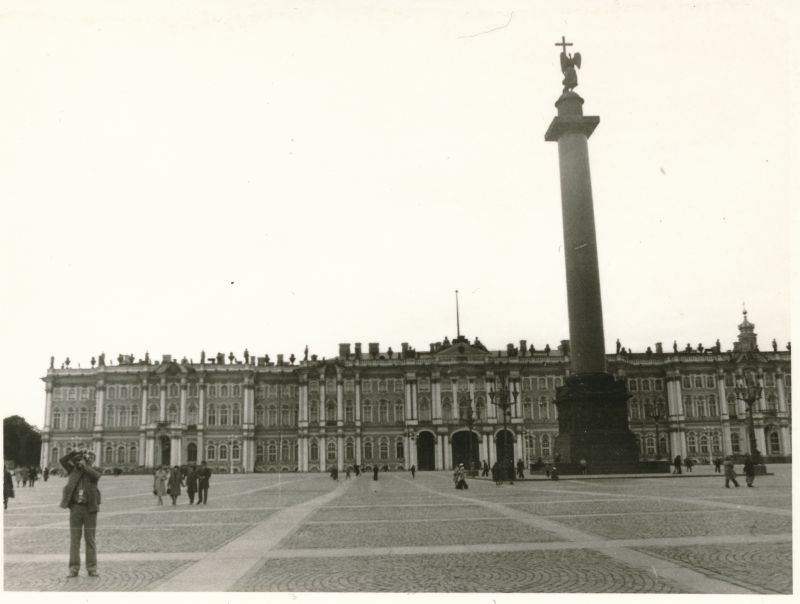Foto. Haapsalu Rajooni Sidesõlme töötajad ekskursioonil Leningradi 1980. Talvepalee.