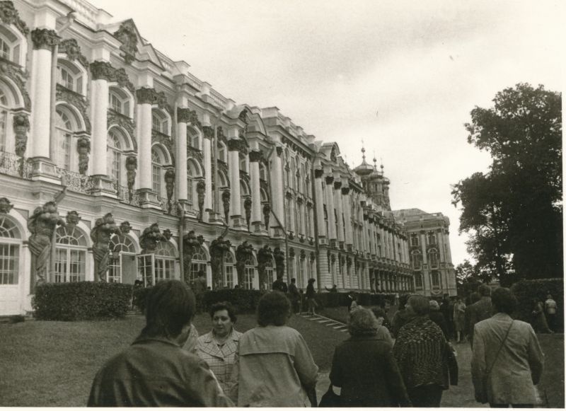 Foto. Haapsalu Rajooni Sidesõlme töötajad ekskursioonil Leningradi 1980. Puškin.