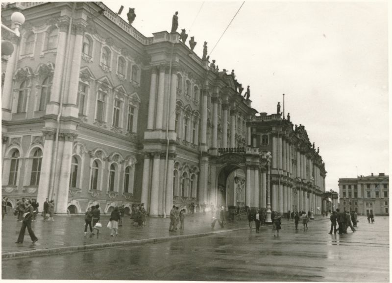 Foto. Haapsalu Rajooni Sidesõlme töötajad ekskursioonil Leningradi 1980. Ermitaaž.