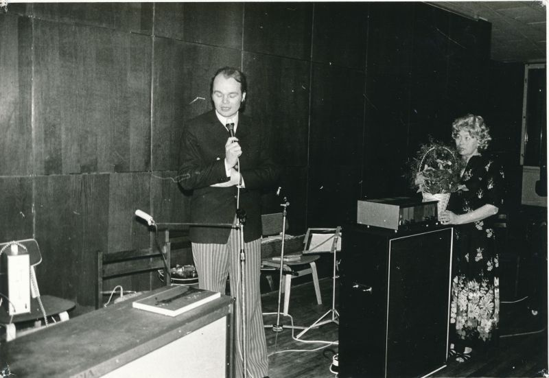 Foto. Haapsalu STES lõpuõhtu restoranis "Maritima"  16.detsember.1977. Lahkumiskõnega esineb Kärdla tsehhi ülem Maripuu.