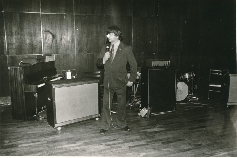Foto. Haapsalu STES lõpuõhtu restoranis "Maritima"  16.detsember.1977. Esineb Rein Õuemaa.