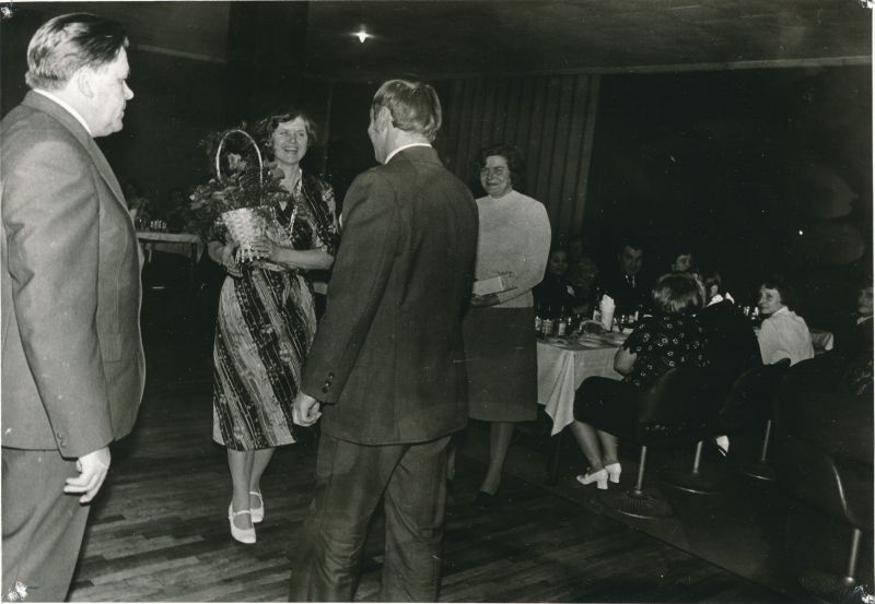 Foto. Haapsalu STES lõpuõhtu restoranis "Maritima"  16.detsember.1977. Kolektiivilt saab lilled sm. Rand.