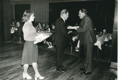 Foto. Haapsalu STES lõpuõhtu restoranis "Maritima"  16.detsember.1977. Mälestus eseme  saab STES ülem Sila Hoel.  similar photo