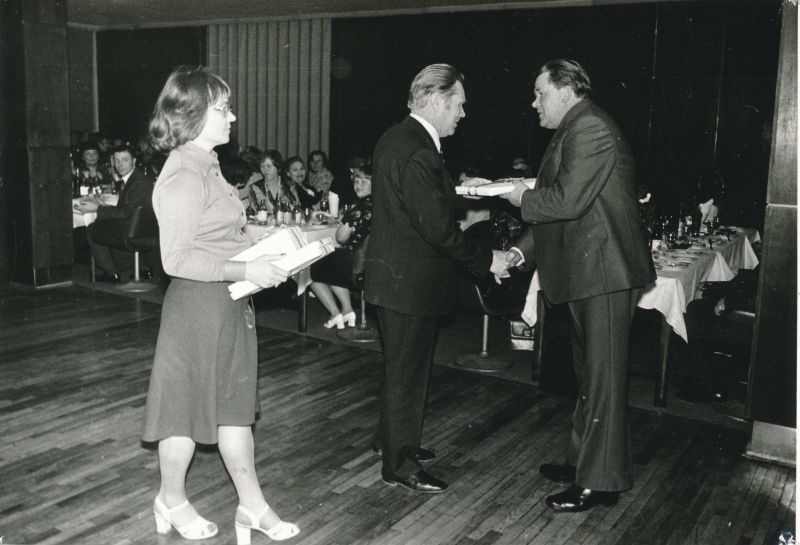 Foto. Haapsalu STES lõpuõhtu restoranis "Maritima"  16.detsember.1977. Mälestus eseme  saab STES ülem Sila Hoel.