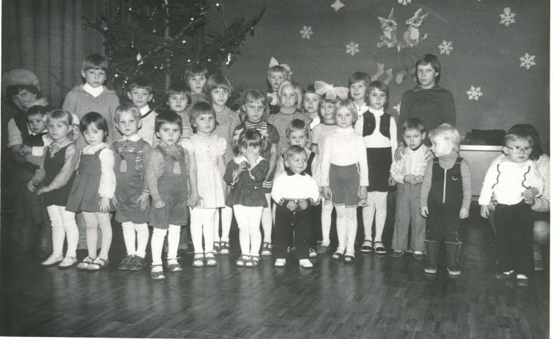 Foto. Sidetöötajate laste nääripidu Haapsalus, laste grupipilt. Foto T. Põder, 1981