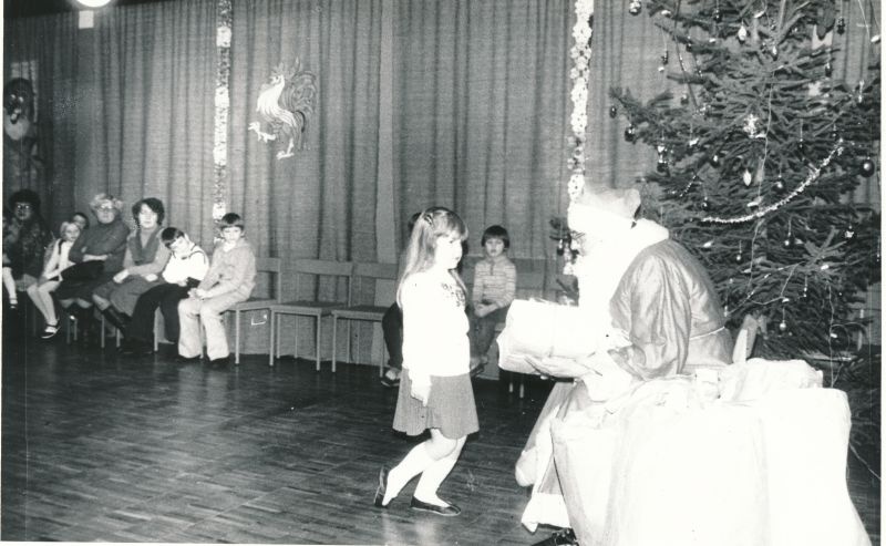 Foto. Sidetöötajate laste nääripidu Haapsalus. Näärivanalt saab kingituse sisesõlme ülema tütretütar Liina Pettai. Foto T. Põder, 1981