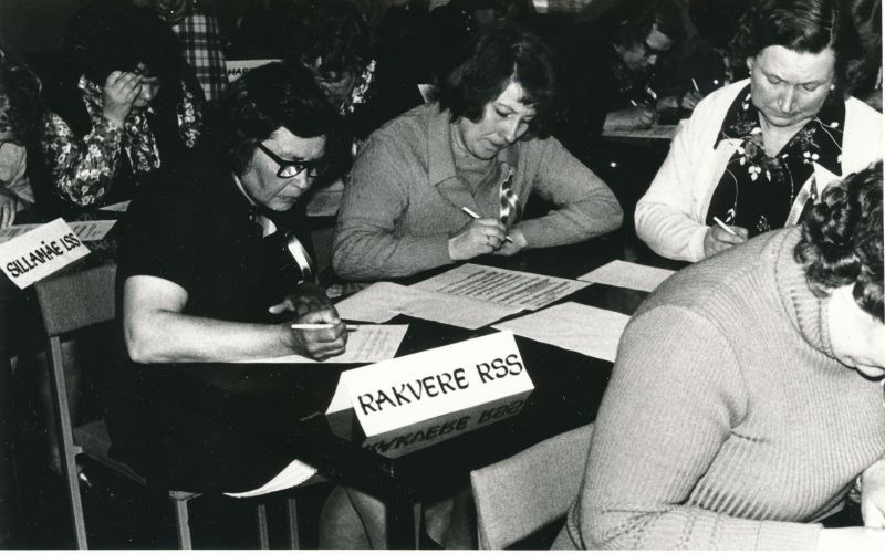 Foto. Vabariiklik postiside kutsemeisterlikuse võistlus Haapsalus. Rakvere võistkond. Foto V. Pärtel, kevad 1981