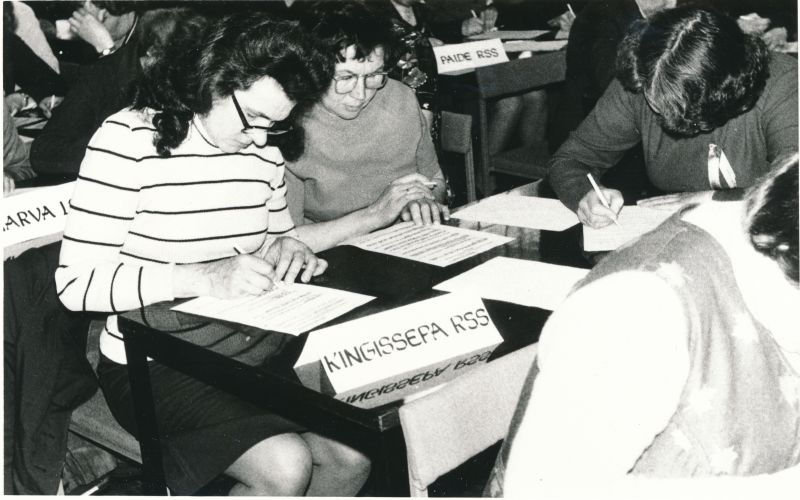 Foto. Vabariiklik postiside kutsemeisterlikuse võistlus Haapsalus. Kingissepa võistkond. Foto V. Pärtel, kevad 1981