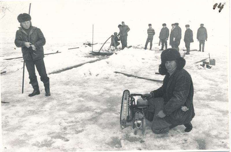 Foto. Virtsu-Kuivastu merekaabli avarii likvideerimine, kevad1977