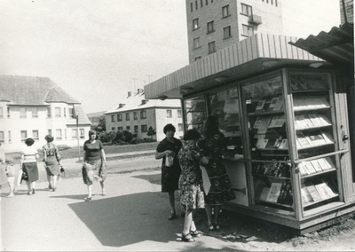 Foto. "Aiakirjanduslevi" kiosk Võidu tänaval Haapsalus. Foto V. Pärtel, 1979  duplicate photo