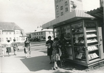 Foto. "Aiakirjanduslevi" kiosk Võidu tänaval Haapsalus. Foto V. Pärtel, 1979  duplicate photo
