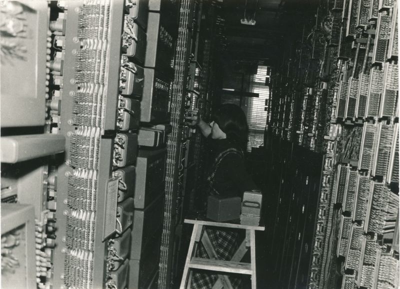 Foto. Haapsalu Sidesõlme töötaja Evi Taidla automaatjaamas töötamas. Foto V. Pärtel, 1978