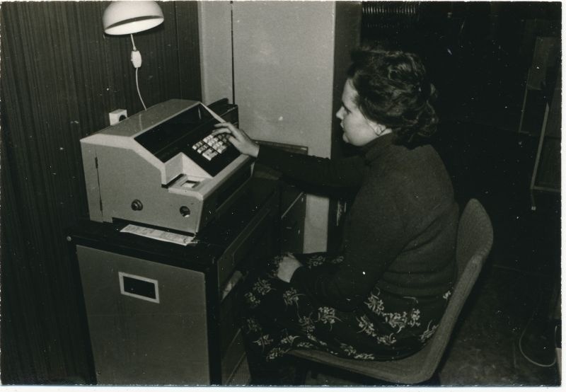 Foto. Haapsalu Sidesõlme töötajad tööpostil: teenindussaal. Foto V. Pärtel, 1980