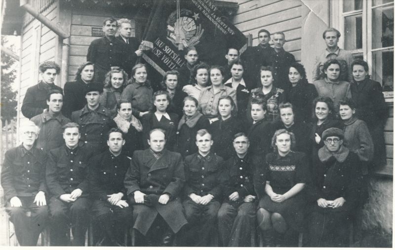 Foto. Hiiumaa sidelased 1948. Grupipilt. Ümberpildistus.