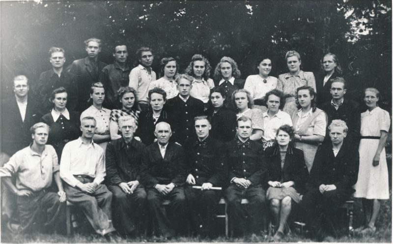 Foto. Hiiumaa sidelased 1949. Grupipilt. Ümberpildistus.