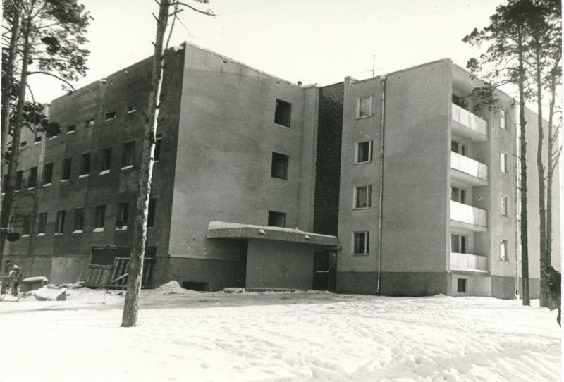 Foto. Haapsalu sidehoone pooleli olev tehniline korpus ja vastvalminud elamu. Foto V. Pärtel, 1976