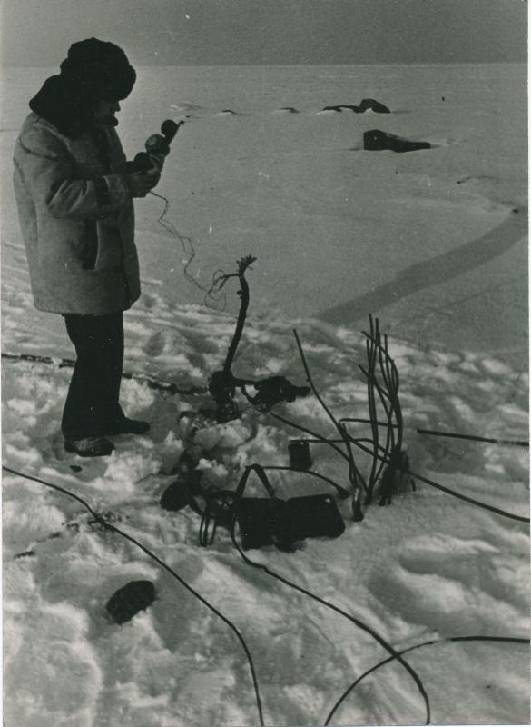 Foto. Virtsu-Kuivastu merekaabli avarii likvideerimine. Pildil peainsener H. Tau. Foto V. Pärtel, jaanuar 1977