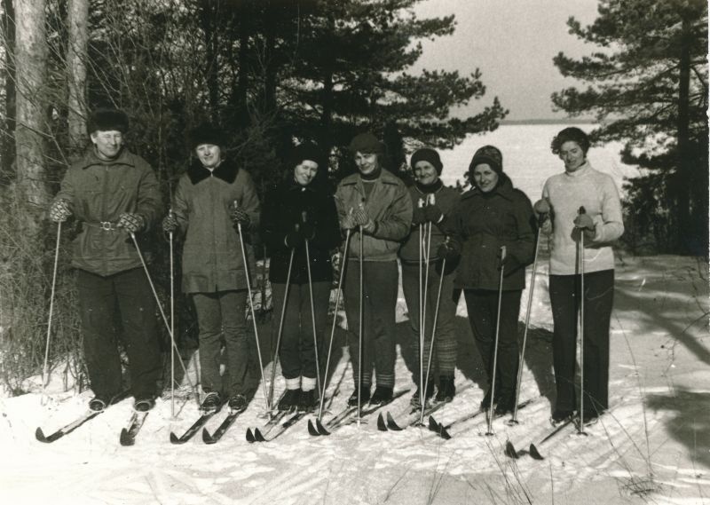 Foto. Haapsalu RSS suusamatkast Pullapääle osavõtjate grupipilt. Foto V. Pärtel, 1.03.1981