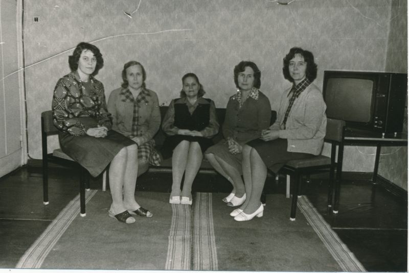 Foto. Haapsalu STES keskuse kollektiiv enne STES likvideerimist. Raamatupidamise töötajad. Foto V. Pärtel, 1977