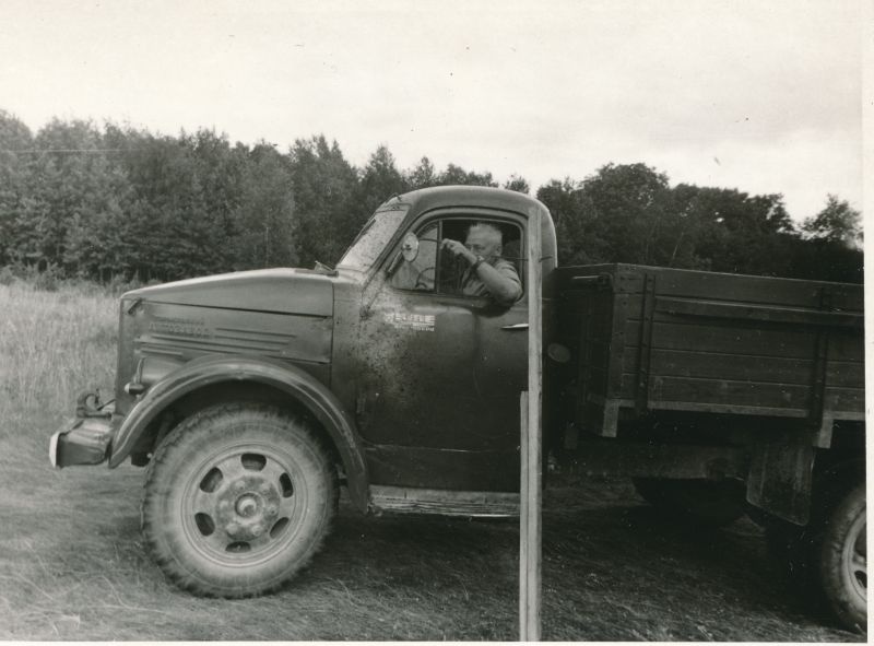 Foto. Haapsalu STES suvepäevad Kingissepa raj. Pagilas. Autode vigursõidu võistlus. Foto V. Pärtel, 1977