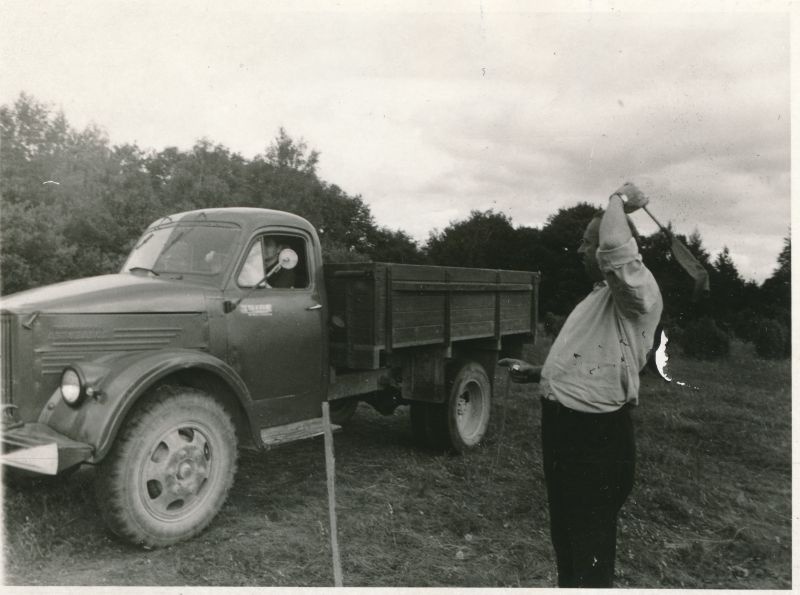 Foto. Haapsalu STES suvepäevad Kingissepa raj. Pagilas. Autode vigursõidu võistlus. Foto V. Pärtel, 1977