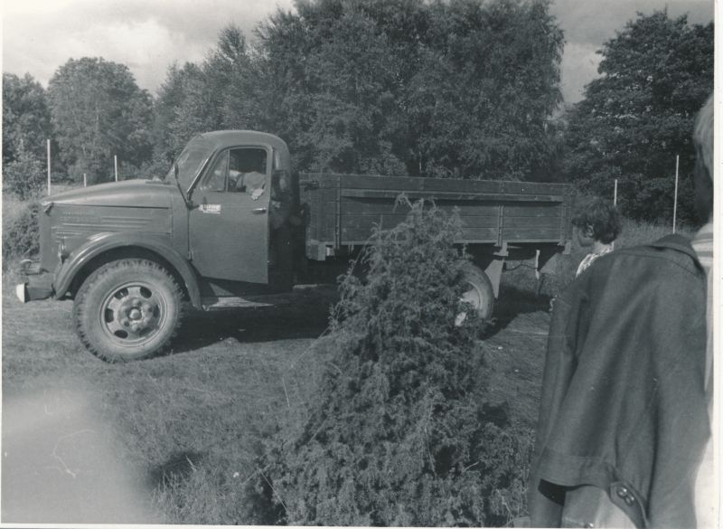 Foto. Haapsalu STES suvepäevad Kingissepa raj. Pagilas. Autode vigursõidu võistlus. Foto V. Pärtel, 1977